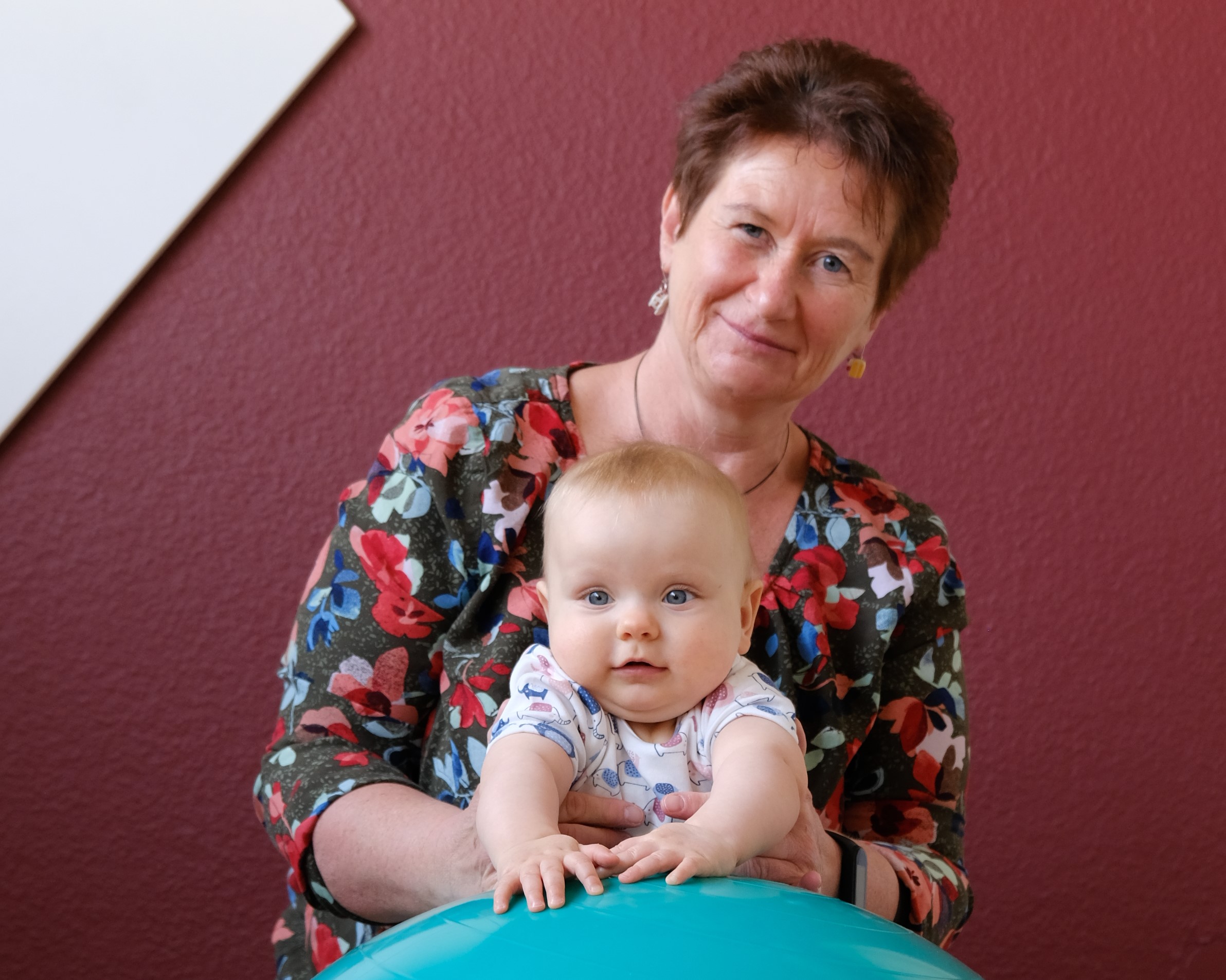 Kind auf Ball während der Therapie