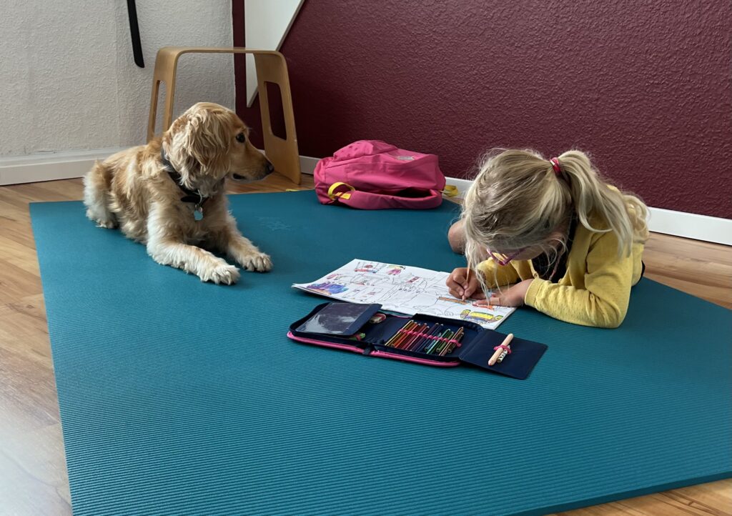 Tierische Helfer: Wie Tiere die Physiotherapie für Kinder bereichern