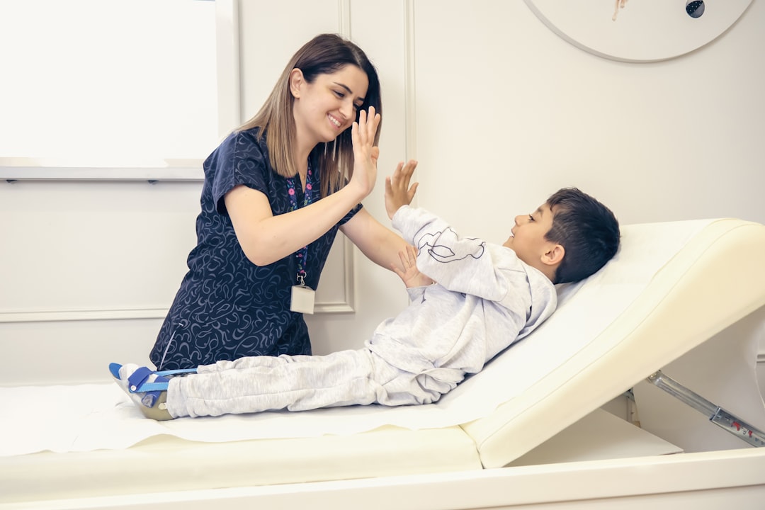 Kopfverformung beim Baby: Kind bei der Physiotherapie mit einer Fachperson