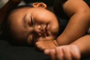 Schlafprobleme bei Säuglingen und Kleinkindern – Ursachen und Tipps für besseren Schlaf