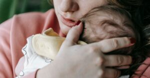 Schiefhals beim Baby: erkennen und sanft behandeln